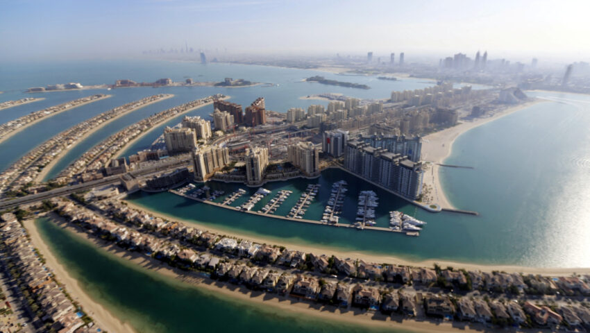 FILE PHOTO: A general view of the Jumeirah neighbourhood in Dubai, UAE December 9, 2015. Picture taken December 9, 2015. REUTERS/Karim Sahib/Pool/